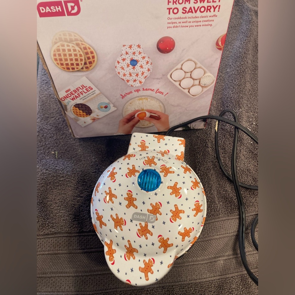 Dash Mini Waffle Maker - Gingerbread Print